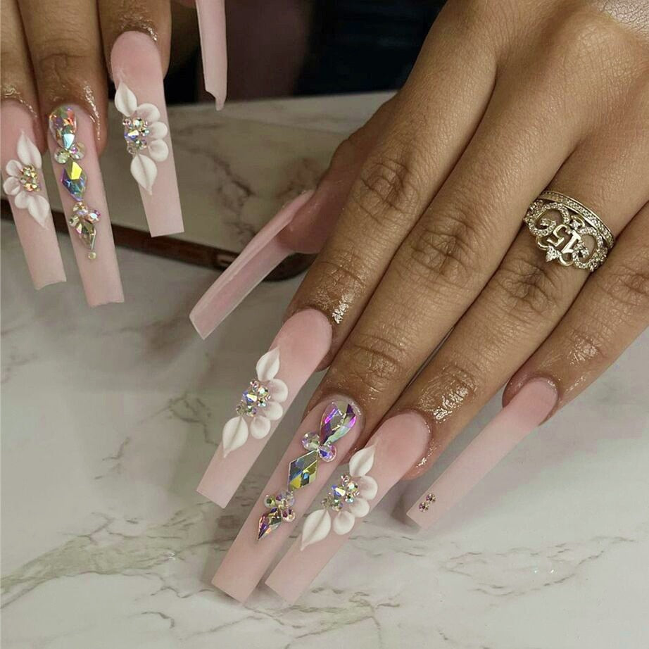 24Pcs Christmas Exclusive False Nails Wearable Long Xmas Style Fake Nails Elk Snowflake Design Full Cover Press on Nail tips