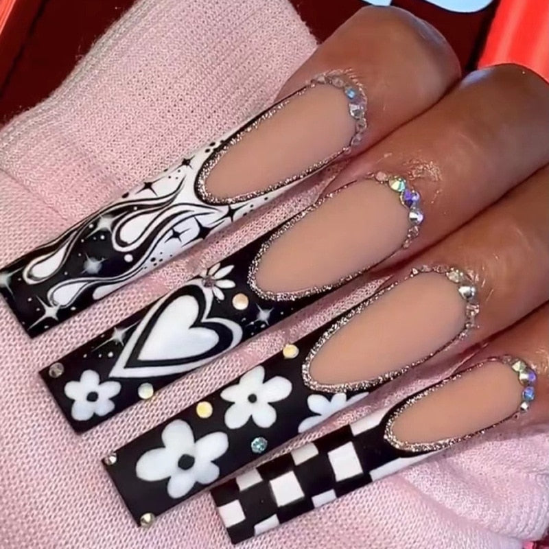 24Pcs Christmas Exclusive False Nails Wearable Long Xmas Style Fake Nails Elk Snowflake Design Full Cover Press on Nail tips