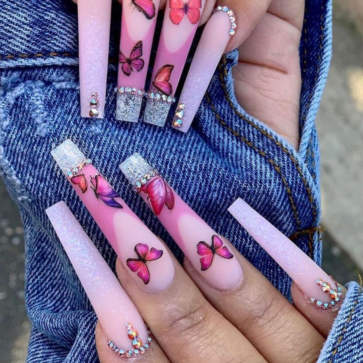 24Pcs Christmas Exclusive False Nails Wearable Long Xmas Style Fake Nails Elk Snowflake Design Full Cover Press on Nail tips