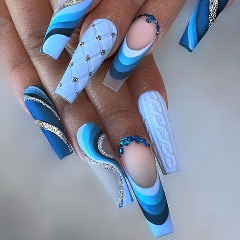 24Pcs Christmas Exclusive False Nails Wearable Long Xmas Style Fake Nails Elk Snowflake Design Full Cover Press on Nail tips