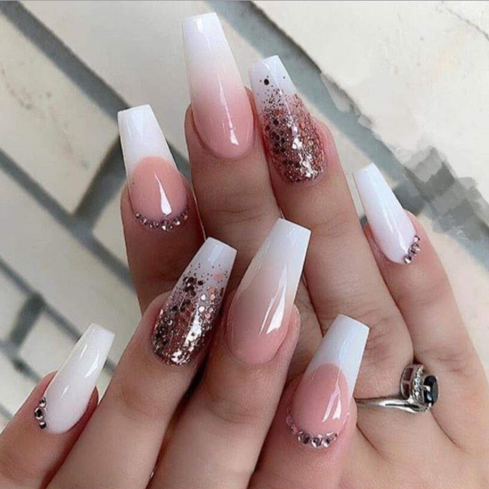 24Pcs Christmas Exclusive False Nails Wearable Long Xmas Style Fake Nails Elk Snowflake Design Full Cover Press on Nail tips