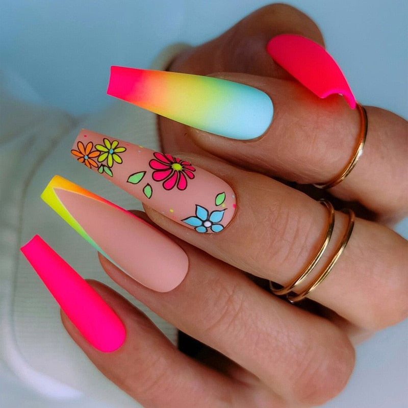 24Pcs Christmas Exclusive False Nails Wearable Long Xmas Style Fake Nails Elk Snowflake Design Full Cover Press on Nail tips