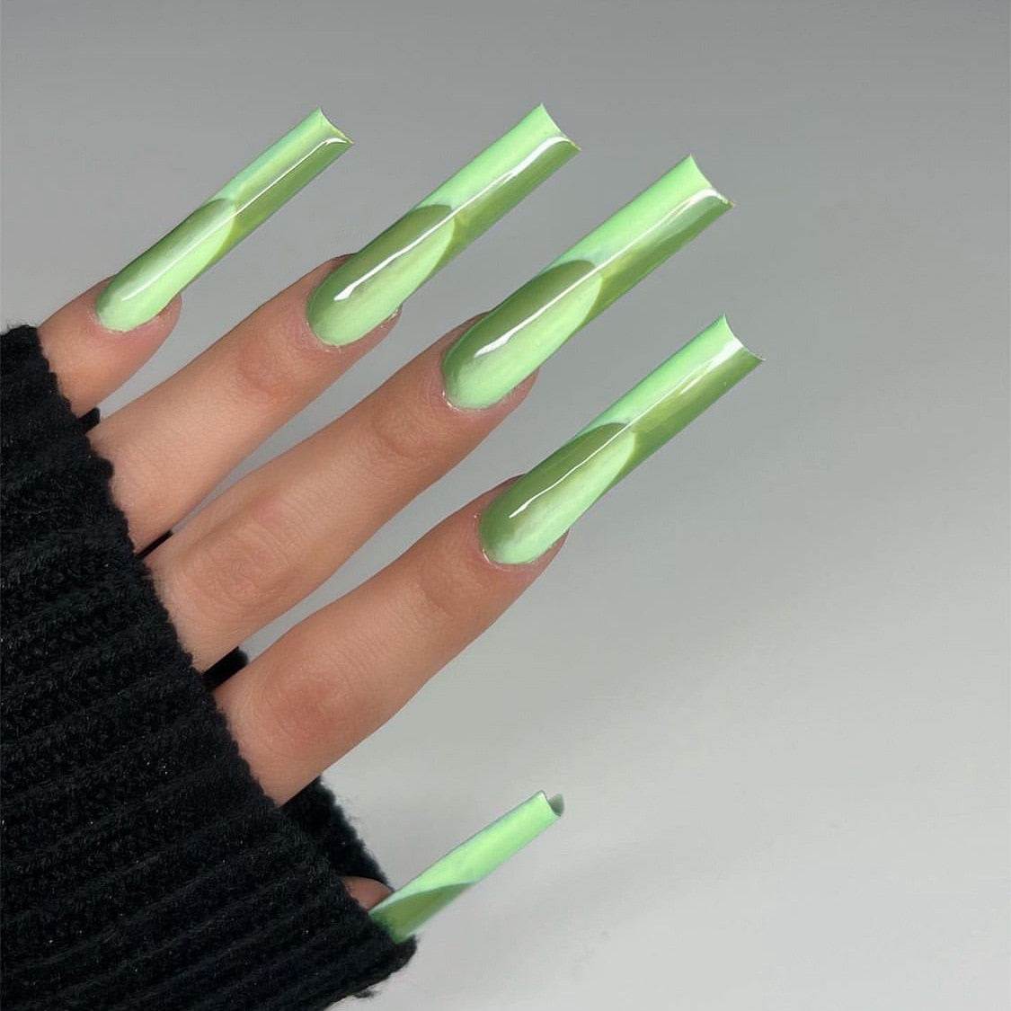 24Pcs Christmas Exclusive False Nails Wearable Long Xmas Style Fake Nails Elk Snowflake Design Full Cover Press on Nail tips