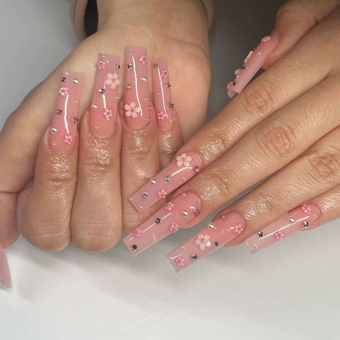 24Pcs Christmas Exclusive False Nails Wearable Long Xmas Style Fake Nails Elk Snowflake Design Full Cover Press on Nail tips
