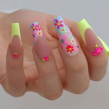 24Pcs Christmas Exclusive False Nails Wearable Long Xmas Style Fake Nails Elk Snowflake Design Full Cover Press on Nail tips