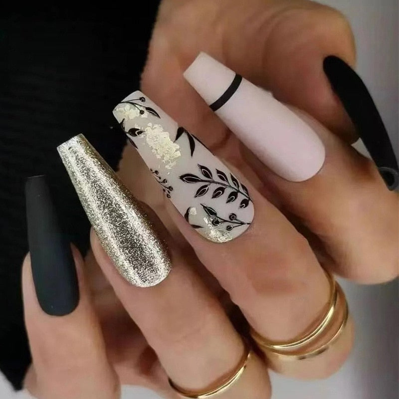 24Pcs Christmas Exclusive False Nails Wearable Long Xmas Style Fake Nails Elk Snowflake Design Full Cover Press on Nail tips