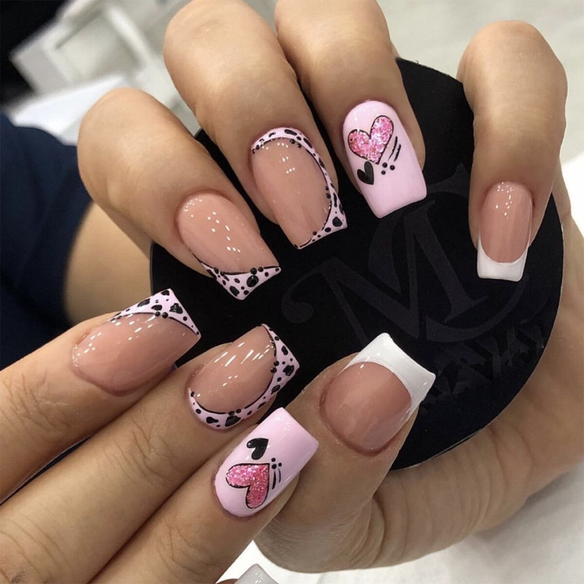 24Pcs False Nails Short Square Head Heart Rhinestone Pearl Full Cover Nail Tips Detachable Fake Nails Press on Nails Manicure