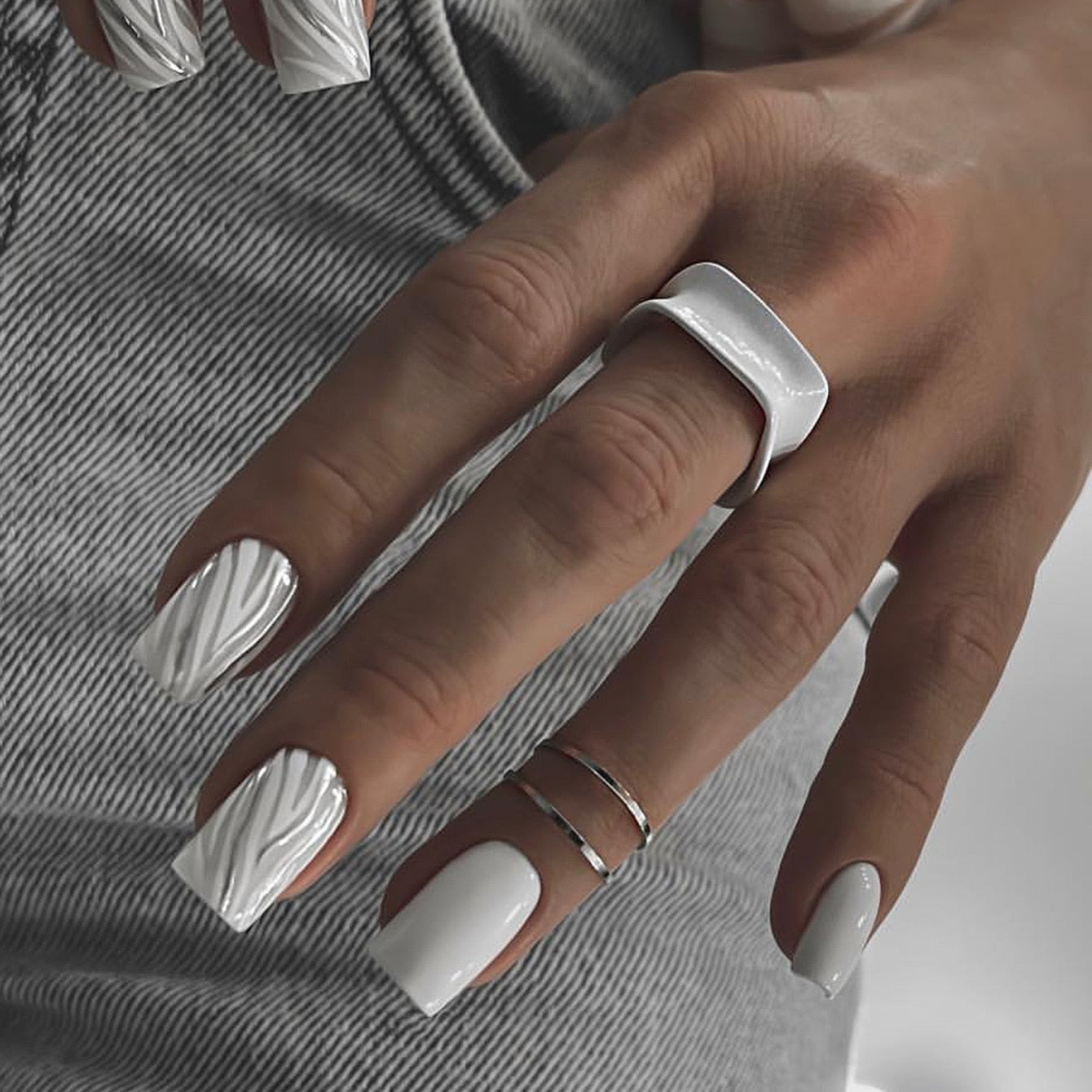 24Pcs Shiny Pearl Wearable False Nails Short Square Fake Nail Simple Summer Press on Nails Detachable Full Cover Nail Tips