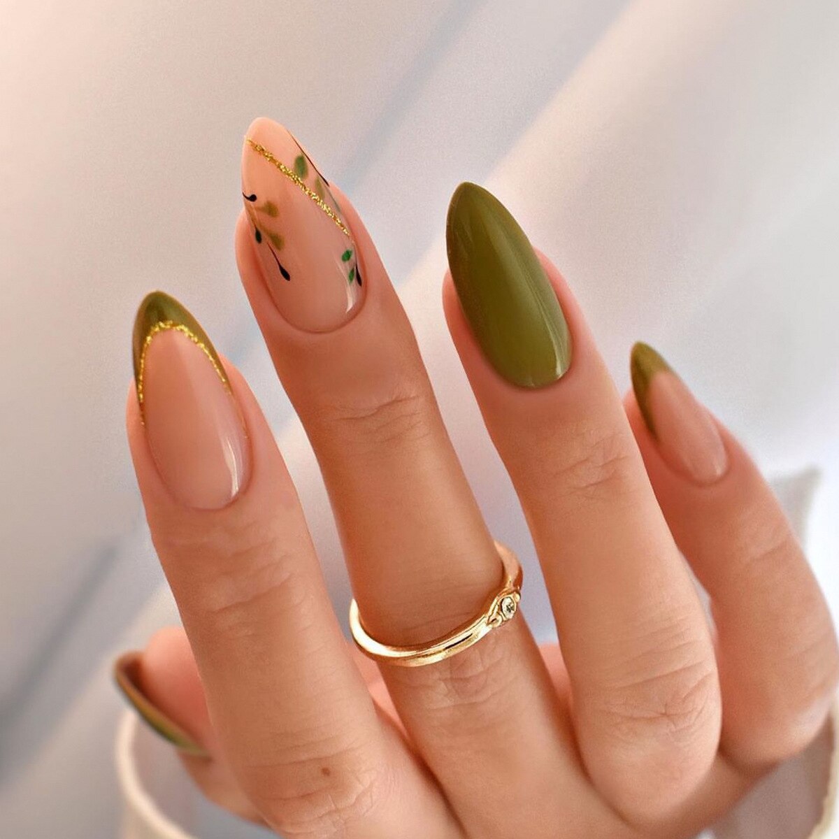24pcs Wearable Short Round Head Sparkling French fake nails with glue Full Cover Almond Press On False Nails with Waves Stripes