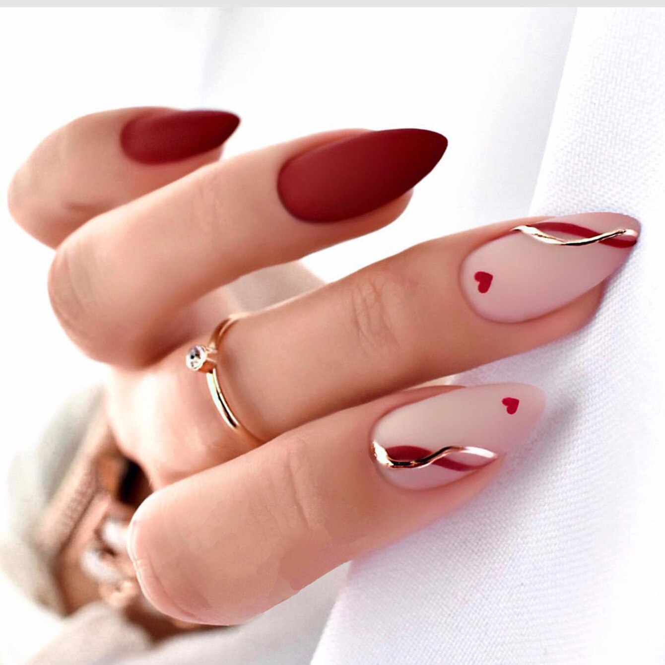 24pcs Wearable Short Round Head Sparkling French fake nails with glue Full Cover Almond Press On False Nails with Waves Stripes